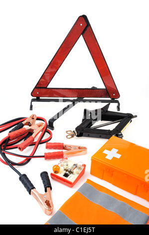 Kit di emergenza per auto - kit di primo soccorso, car jack, i cavi a ponticello, triangolo, lampadina kit, giubbotto Foto Stock