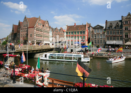 Sito Korenlei, Gand, Belgio. Fiume Leie imbarcazioni turistiche di Graslei quay con fiamminga medievale quayside guild houses. Foto Stock