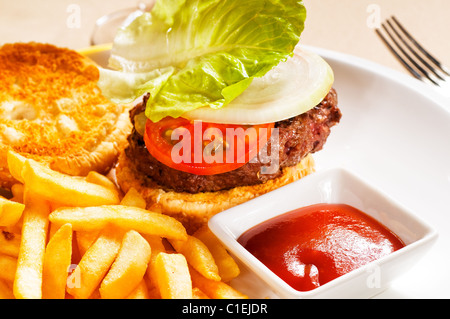 Fresh americano classico panino hamburger con patatine e salsa ketchup sul lato Foto Stock