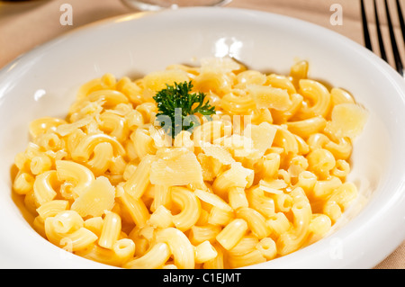 Freschi e originali in stile americano maccheroni e formaggio con del prezzemolo ,tipica cucina americana Foto Stock