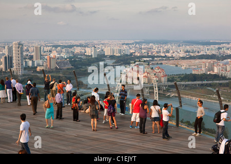 Gli ospiti si affacciano sulla skyline di Singapore dal ponte di osservazione della Marina Bay Sands SkyPark. Il Marina Bay, Singapore Foto Stock