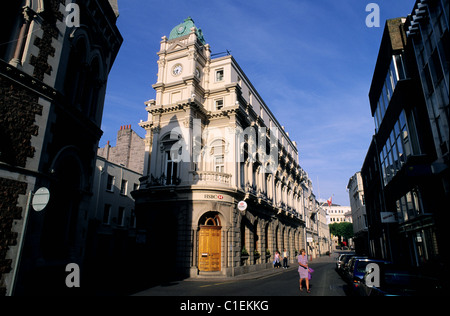 Regno Unito, Isole del Canale e isola di Jersey, St Helier, centro città, banche in Broad Street e la libreria square Foto Stock