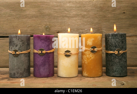 Cinque Feng Shui candele contro il legno rustico Foto Stock