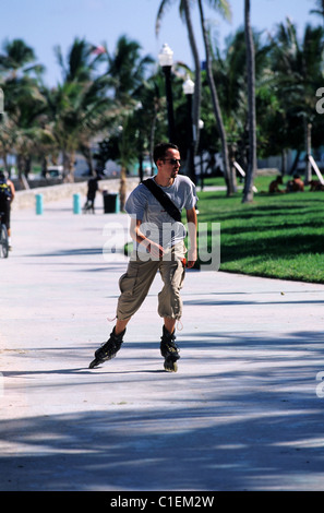 Stati Uniti, Florida, Miami Beach, facendo andare in rollerblade su Ocean Drive Foto Stock