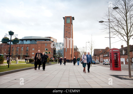 Teatro-frequentatori di lasciare un matinée) presso il recentemente riaperto Royal Shakespeare Theatre in Stratford-Upon-Avon, Regno Unito. Foto Stock