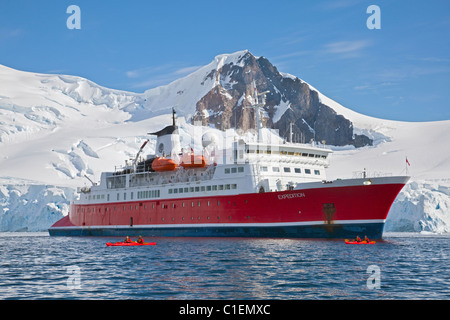 MS Expedition e kayak in Lemaire Channel, Penisola Antartica Foto Stock