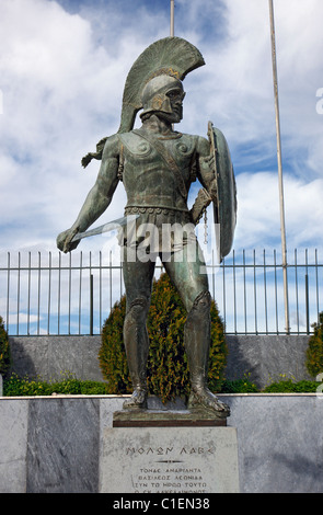 Statua di Leonida, il leggendario antico guerriero spartano re, davanti allo Stadio Nazionale di Sparta, Laconia, Grecia Foto Stock