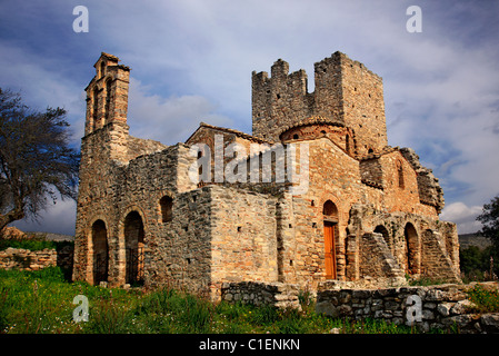 Panagia Chryssafitissa, chiesa bizantina del XI secolo con una torre di guerra "incorporati". La Laconia, Grecia Foto Stock