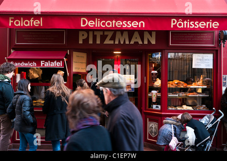 Tempo di primavera a Parigi Le Marais Quartiere, Francia. Foto Stock