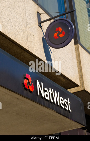 Città di Londra , NatWest o National Westminster filiale bancaria - a parete e appendere il logo logo o segno o segni Foto Stock