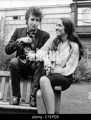 BOB DYLAN e Joan Baez al di fuori del Savoy Hotel di Londra, maggio 1965. Foto Tony Gale Foto Stock