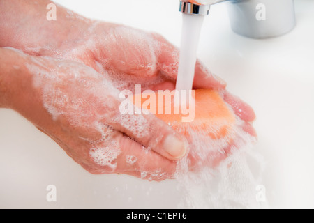 La donna lava le mani sotto acqua corrente e sapone, protezione contro la nuova influenza infezione. Foto Stock