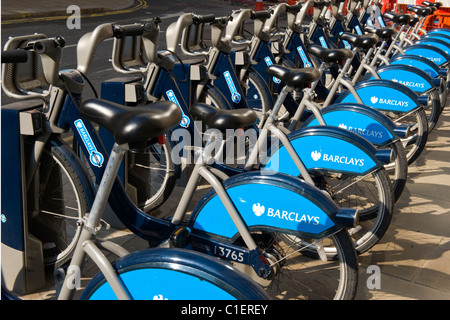 Città di Londra , Boris ' s o Barclays biciclette a noleggio , trasporto bicicletta o cicli , riga in gabbie in attesa di piloti Foto Stock