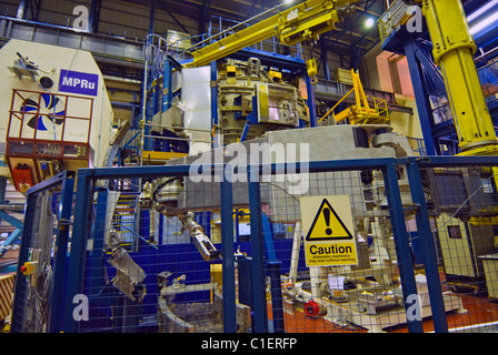 All' interno dell' edificio del getto di fusione sperimentale reattore a Culham Centro per l'energia di fusione, Abingdon, Oxfordshire Foto Stock