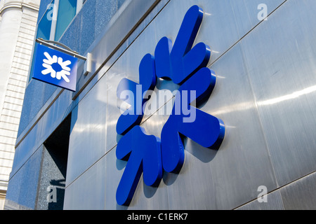 Città di Londra , Royal Bank of Scotland o RBS logo distintivo sul muro e insegna al di fuori del ramo Foto Stock