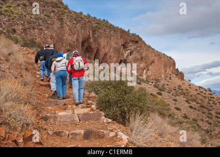 I visitatori possono fare escursioni a piedi nella residenza di Upper Cliff presso il monumento nazionale Tonto, Superstition Mountains, Arizona, USA Foto Stock