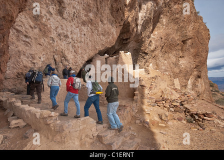 Visitatori di Upper Cliff Dwelling presso il Tonto National Monument, Superstition Mountains, Arizona, USA Foto Stock