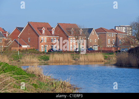 Complesso residenziale vicino al fiume Gipping, Ipswich, Suffolk, Regno Unito. Foto Stock