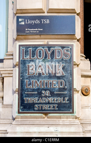 Città di Londra , tipico vecchio targa in ottone di Lloyds Bank Limited a 39 Threadneedle Street , ora Lloyds TSB plc Foto Stock