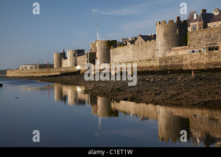 Caernarfon storiche mura della città si riflette nel fiume Seiont, Caernarfon, Wales, Regno Unito Foto Stock