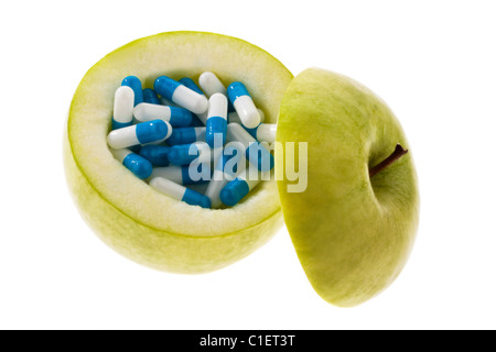 Apple con compresse capsule. Foto rappresentativa per le compresse di vitamina Foto Stock