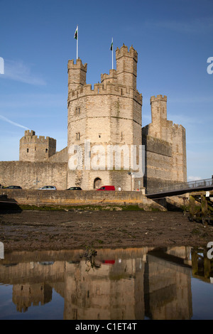Caernarfon Castle riflessa nel fiume Seiont, Caernarfon, Wales, Regno Unito Foto Stock