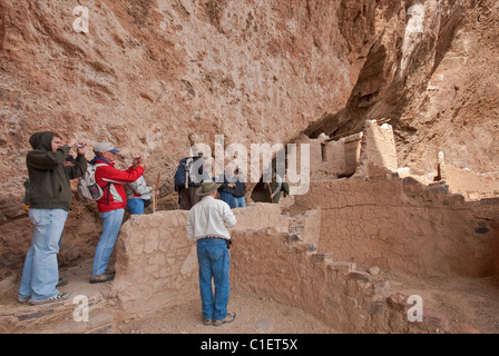 Visitatori di Upper Cliff Dwelling presso il Tonto National Monument, Superstition Mountains, Arizona, USA Foto Stock