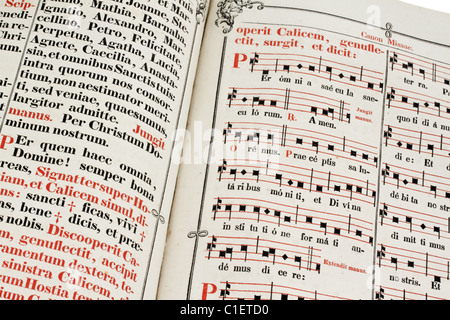 Messale e libro dei Canti del sacerdote in latino. Foto Stock