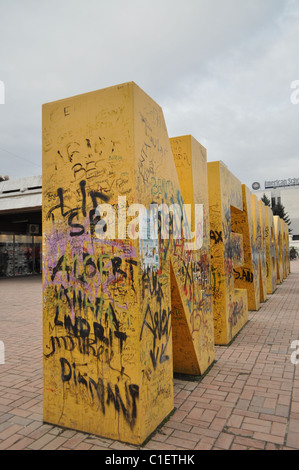 'Neonato' plaza a Pristina, monumento la marcatura del Kosova Dichiarazione di Giorno Di Indipendenza Foto Stock