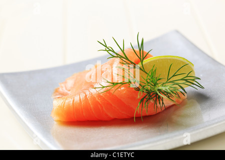 Strato sottile di salmone affumicato e calce Foto Stock