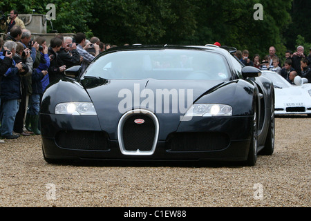 Bugatti Veyron EB110 16.4 Supercar soddisfa la folla in un Wiltshire Car Show UK. Foto Stock