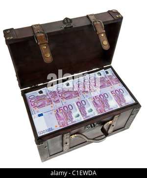 Un ampio torace con banconote in euro. Crisi finanziaria Crisi, debito. Foto Stock