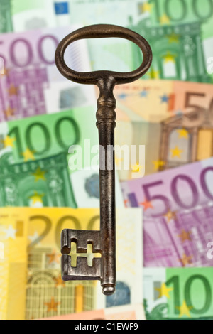 Molte le banconote in euro con chiave Foto Stock