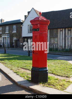 Fuori servizio Penfold Postbox esagonale nella parte anteriore della casa antica, Walthamstow village, East London Foto Stock