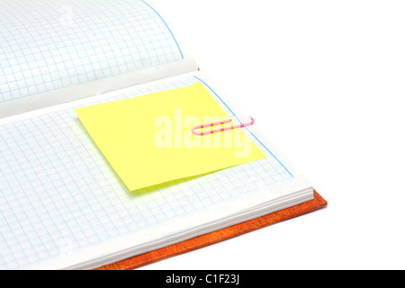 Nota pad con il plaid carta, segnalibro giallo e fiocco rosa Foto Stock