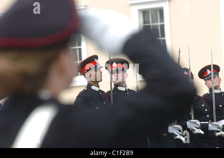 L'ultima prova dei sovrani parade presso Sandhurst. Tutte le saldature sulla sfilata sarà venuto degli ufficiali di esercito britannico Foto Stock