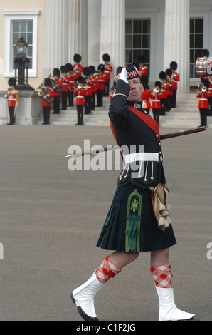 L'ultima prova dei sovrani parade presso Sandhurst. Tutte le saldature sulla sfilata sarà venuto degli ufficiali di esercito britannico Foto Stock