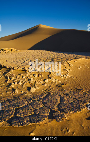 Increspature di sabbia nelle dune del Mesquite Appartamenti dune di sabbia, tubo da stufa di pozzi, Parco Nazionale della Valle della Morte, CALIFORNIA, STATI UNITI D'AMERICA Foto Stock