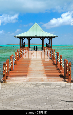 La piattaforma di osservazione che si estende oltre l'acqua alla Pointe des Régates in Mahebourg, Grand Port, Mauritius. Foto Stock