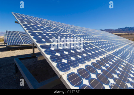 Pannelli solari gamma solare di pannelli solari in un sistema di energia fotovoltaica (PV) a Furnace Creek resort Death Valley National Park California usa Foto Stock