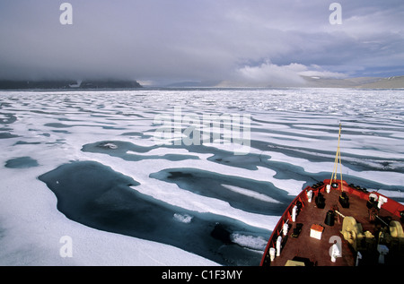 Canada, Nunavut, Des Groseilliers Canadian Coast Guard icebreaker progressione attraverso il ghiaccio della baia norvegese Foto Stock