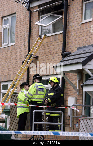 La polizia e i vigili del fuoco gli equipaggi ispezionare il danno dopo un incendio su Rashcliffe Hill Road, Huddersfield, Inghilterra nel maggio6, 2009. Due Foto Stock