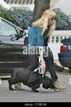 Claudia Schiffer gocce di lei i bambini a scuola e poi ritorna a casa con il suo cane. Londra, Inghilterra - 07.05.09 Foto Stock