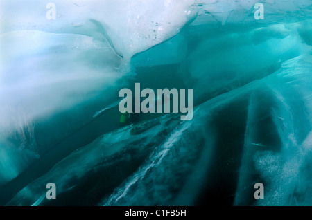 Underwater video-operatore Didier Noirot, nel lago Baikal, Siberia, Russia, isola di Olkhon. Foto Stock