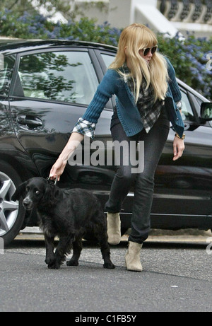 Claudia Schiffer gocce di lei i bambini a scuola e poi ritorna a casa con il suo cane. Londra, Inghilterra - 07.05.09 Foto Stock