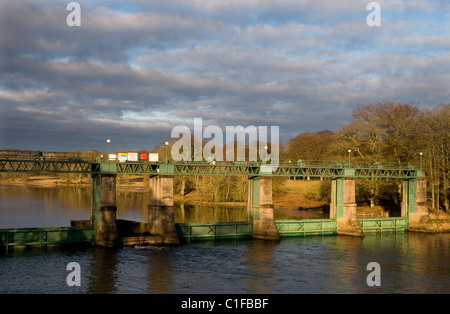 Glenlochar barrage e paratoie sul fiume dee parte del galloway idro-Schema elettrico Scozia Scotland Foto Stock