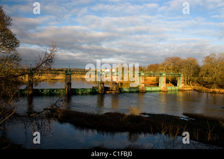 Glenlochar barrage e paratoie sul fiume dee parte del galloway idro-Schema elettrico Scozia Scotland Foto Stock