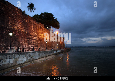 Le massicce mura di El Bastión de Santa Elena in San Juan, Puerto Rico al tramonto. Foto Stock