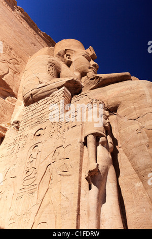 L'Egitto. Lago Nasser. Abu Simbel. Statua di Ramses II con la regina Nefertari a Base. Foto Stock