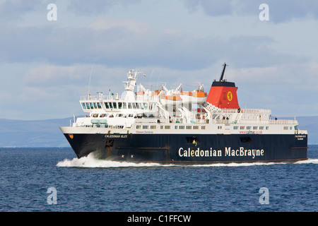 Il traghetto MV Caledonian Isles che attraversa il Firth di Clyde da Ardrossan a Brodick sull'isola di Arran. Foto Stock